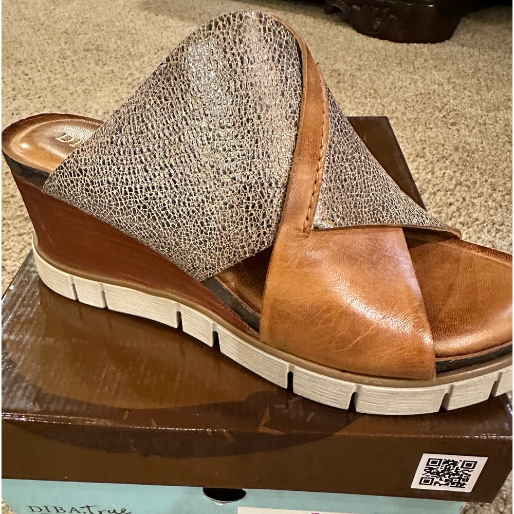 Dina True wedge